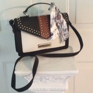 Closet is closing  1/1/2020. All sales are final.